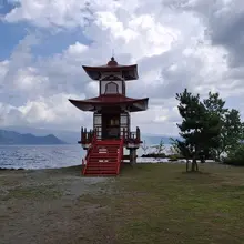 今天要飛回家了。在北海道度過了幾天美好的時光。這裡的夏天和冬天截然不同，但兩者都同樣美麗。 Flying home today. Had a wonderfu…