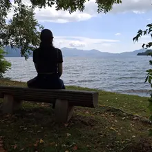 今天要飛回家了。在北海道度過了幾天美好的時光。這裡的夏天和冬天截然不同，但兩者都同樣美麗。 Flying home today. Had a wonderfu…
