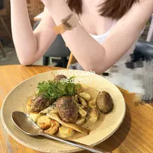520的午餐約會🫶 你/妳有沒有發現許多店家剛開業時品質都很棒。 但當二訪三訪後發現品質越來越糟糕，客流量也變少了超級多人。 👸：午餐要吃什麼？ 🤴：不然再去…