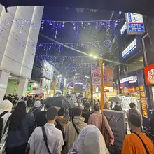 台北天氣不好毛毛細雨台北西門町的人真的好多