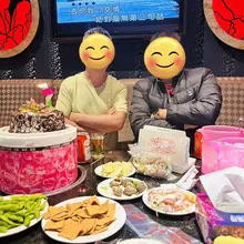 原本與 @wchahmouy 夫妻約的黑人局流局，才間接促成與 @Mark65825511 這“男”能可貴的慶生唱歌局。😄😄😄
