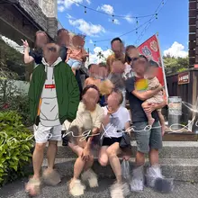 露營的夜晚，在帳篷與星光下悄然展開另一場遊戲。 四對夫妻、八雙眼神，在昏黃燈光與搖曳火光中交錯挑逗。 衣物早已散落一地，空氣中瀰漫著荷爾蒙的氣息與壓抑不住的喘…
