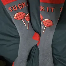 Maybe I really like to suck somthing繼我上一篇轉推，今年去倫敦玩的時候，在肯頓市集買雙襪子，有很多這種惡搞諧音，我果然喜歡…