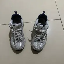 #射鞋 #玩鞋 #扫楼 #打胶 看着少妇姐姐出去玩的视频真的是让我难以控制自己…每一双鞋都不想放过，闻着鞋里淡淡到味道，突然发现竟然已经不是我jy的味道了…我…