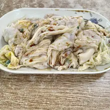 郊区的旧区，物价还要再友善点，肉蛋肠粉 6 元。