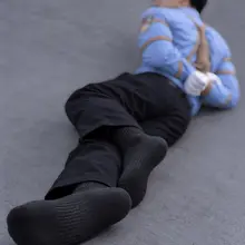 王警官执了个大夜，拖着疲惫的身子和在皮鞋里捂了一天一夜的黑袜回来了，绑好了，好好休息。#捆绑警察