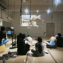 《獅子繩流·緊縛術》第一期線上課程中，我們努力優化獅子若老師與學員之間的交流方式，讓線上課程更接近面對面教學的感覺。每位學員現場都有一個鏡頭，即時拍攝其上課練…