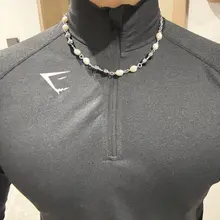 买到一条挺喜欢的项链，没换衣服先试一下