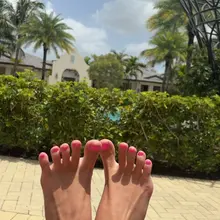 Poolside toe spread