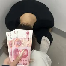 这个傻逼学生十一攒了点钱就忍不住来面贡 踢了他几脚就特么忍不住磕头跪下 下次再来的时候真应该让他带个锁 #傻逼提款机 #ATM奴 #女性崇拜 #面贡 #跪拜…