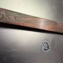 冰冰的戒尺上刻着小小的"疼"字。字横着，很像一个还没兑现的预兆，又像一声小小的控诉。