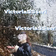 我把心事写在雪花上，希望可以随风飘走，我把思念写在雪花里，希望天上人可以看见