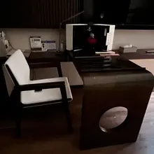 纯纯纯纯纯小圈弟弟逗起来真的太好玩了，那种羞涩扭捏又带着点好奇的劲儿，脸红都来的毫无征兆 订到了非常有训诫感的酒店，全木质+暗系灯光，巡视一圈后，我指着桌子说…