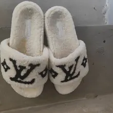 之前送一个女同学回家 发现她的鞋都是放在楼道 趁她不在家 直接来到她家玩她的拖鞋 特别香 毛拖之前玩过一次 还有黄黄的痕迹 让她的小嫩脚直接踩在上边 p4这个…