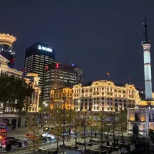 朋友说想我这样不抽烟、不喝酒、不喝咖啡、不喝茶的人来了上海快乐会少一半，其实一个人漫无目的的在初冬上海的街头走一走也别有一番感觉，没有目的的穿过大街小巷，反而…