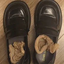 少妇是最有女人味的，袜子湿湿的，有些酸臭，看来还是个爱出汗的小骚脚，套着撸，享受被骚脚包裹的快感，最后打在臭鞋里 #扫楼 #恋足 #丝袜 #玩鞋 #射鞋 #原…