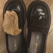 少妇是最有女人味的，袜子湿湿的，有些酸臭，看来还是个爱出汗的小骚脚，套着撸，享受被骚脚包裹的快感，最后打在臭鞋里 #扫楼 #恋足 #丝袜 #玩鞋 #射鞋 #原…