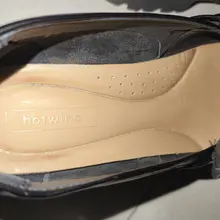 少妇的脚就是想，皮革味到更重一些，但混合脚的香臭味，头埋进去猛吸也太爽了，闻一只，玩一只，最后擦了擦又涂在鞋垫上 #玩鞋 #扫楼 #打胶 #射鞋 #恋足 #美脚