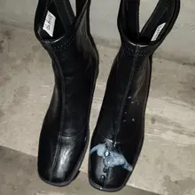 天气开始转暖，玩靴子的机会不多了，一个30多岁小少妇的，皮革加上骚脚的味道还是那么上头 #扫楼 #玩鞋 #射鞋 #恋足 #美脚 #美足 #靴子 #母狗 #打胶