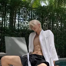 👱