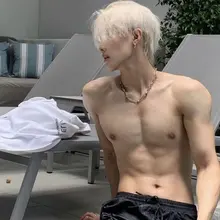 👱