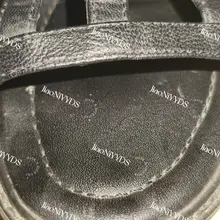 裸足凉鞋香香的，脚印有但不是很明显，小姐姐真白，直接两只都保养一下，精华液都挂壁了，不准备擦了，抹匀完事儿 #扫楼 #美足 #足交 #玩鞋 #射鞋 #恋足