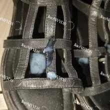 裸足凉鞋香香的，脚印有但不是很明显，小姐姐真白，直接两只都保养一下，精华液都挂壁了，不准备擦了，抹匀完事儿 #扫楼 #美足 #足交 #玩鞋 #射鞋 #恋足