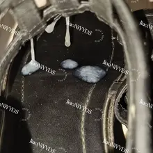 裸足凉鞋香香的，脚印有但不是很明显，小姐姐真白，直接两只都保养一下，精华液都挂壁了，不准备擦了，抹匀完事儿 #扫楼 #美足 #足交 #玩鞋 #射鞋 #恋足