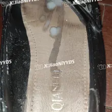 秀色可餐的小白脚，居然也能把鞋子穿成这样，又是个反差，最近全是洞洞鞋，可算找到小皮鞋了，反差母狗的臭鞋就要用浓精保养 #扫楼 #原味 #母狗 #射鞋 #恋足…
