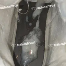 之前只喜欢玩高跟，今晚看到这双好奇什么味道，这种很完整的保留了脚丫的原味，臭臭的，特别上头，用鞋垫包紧肉棒，插进这里，直接射在里面，不擦了，鞋垫塞回去，让骚货…