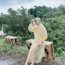 已經連續下了快一週了… 再這樣下下去，真的要發霉了😨 穿著雨衣出來讓肌膚呼吸一樣外面空氣 有人一樣喜歡下雨的味道嗎😁 https://t.co/LaWOGxS…