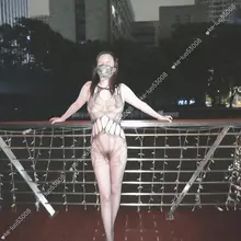 台风天漏出，老婆也是挺大胆的。有人经过也没害怕。 果然风雨的加持下更有一番风味了。 @宁波 @户外漏出 @人妻