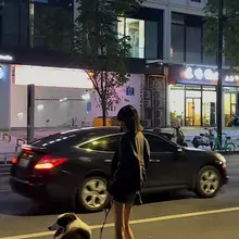 每天都在左右脑互搏，一会儿觉得健康力量感的身材很美，又不自觉地想瘦成这样，于是我安慰自己“我只是个能欣赏接纳各种不同美的美女罢了，反正都是好，怎么都行，随便拥…