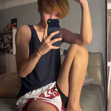 我当初是看你骚才加的你 你一天天的照片也不发脚也不发 整天在朋友圈骂街挂人辱天辱地虚空索敌的 我不知道你想干嘛