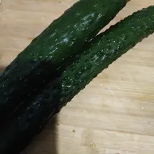 刚从超市里买的水灵灵的黄瓜，表面布满小刺，不想吃了，拿去给你老婆用啊