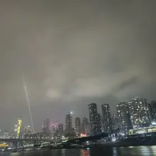 两个人闲的没事，也找不到合适的情侣夫妻一起玩，只有出来骑看风景了