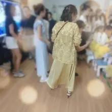 幼儿园毕业典礼，老婆这身金黄色长裙+高跟鞋，在一群妈妈里站出来真的挺有女人味的。 表面上看是温柔贤妻良母，实际上我每天都在脑补她被其他男人压在身下，裙子被撩到…