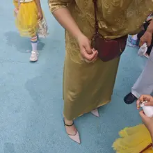 幼儿园毕业典礼，老婆这身金黄色长裙+高跟鞋，在一群妈妈里站出来真的挺有女人味的。 表面上看是温柔贤妻良母，实际上我每天都在脑补她被其他男人压在身下，裙子被撩到…
