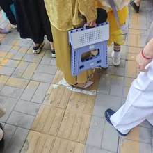 幼儿园毕业典礼，老婆这身金黄色长裙+高跟鞋，在一群妈妈里站出来真的挺有女人味的。 表面上看是温柔贤妻良母，实际上我每天都在脑补她被其他男人压在身下，裙子被撩到…