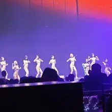 去酒吧转转，没什么好玩的。 帅哥少，胆子也小，一晚上都没人过来搭讪。 倒是营销的一圈圈过来敬酒，烦得要死。 这种地方以后还是少去，回家更自在。 #淫妻 #热妻…