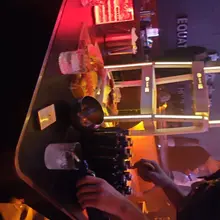 去酒吧转转，没什么好玩的。 帅哥少，胆子也小，一晚上都没人过来搭讪。 倒是营销的一圈圈过来敬酒，烦得要死。 这种地方以后还是少去，回家更自在。 #淫妻 #热妻…
