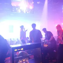 去酒吧转转，没什么好玩的。 帅哥少，胆子也小，一晚上都没人过来搭讪。 倒是营销的一圈圈过来敬酒，烦得要死。 这种地方以后还是少去，回家更自在。 #淫妻 #热妻…