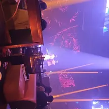 去酒吧转转，没什么好玩的。 帅哥少，胆子也小，一晚上都没人过来搭讪。 倒是营销的一圈圈过来敬酒，烦得要死。 这种地方以后还是少去，回家更自在。 #淫妻 #热妻…