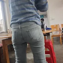 周末跟着她出去转了转。 这条牛仔裤我选的，穿了好久了，后面还是勒得很紧。 从后面看过去，屁股圆圆的，走路时还有点晃。 这种的不经意，反而对我来说是另外的刺激。…