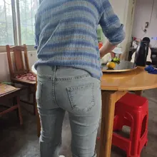 周末跟着她出去转了转。 这条牛仔裤我选的，穿了好久了，后面还是勒得很紧。 从后面看过去，屁股圆圆的，走路时还有点晃。 这种的不经意，反而对我来说是另外的刺激。…