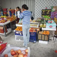 周末跟着她出去转了转。 这条牛仔裤我选的，穿了好久了，后面还是勒得很紧。 从后面看过去，屁股圆圆的，走路时还有点晃。 这种的不经意，反而对我来说是另外的刺激。…