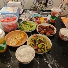 或许给没有其他联系方式的朋友汇报一些我的近况？ 最近的状态是在加班/出差/看演出/陪朋友/养猫中忙完这个忙那个