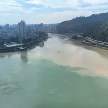泾渭分明。