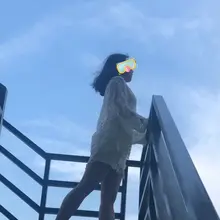 同样的衣服。 同样的时间。 在北京穿就那么的别扭。 换个地方。就剩性感二字了