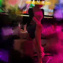 跟好姐妹聚会。她们眼里我是个乖乖女，殊不知背后是个天天在网络发骚的婊子🐷